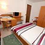 Fontana Bed and Breakfast Τρογκίρ